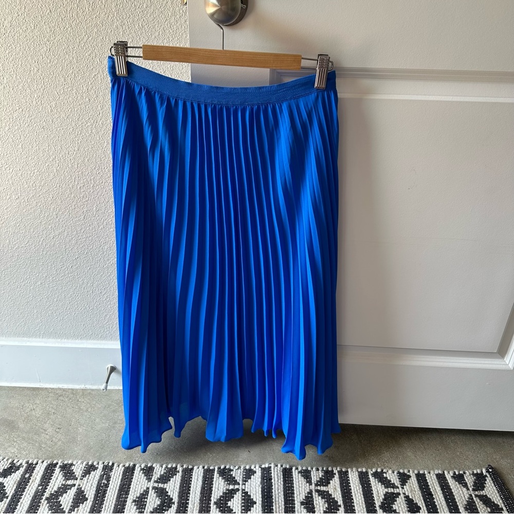 Banana Republic pleated electric blue skirt